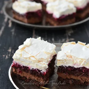 Schokoladenkuchen mit Amarenakirschen und Baiser