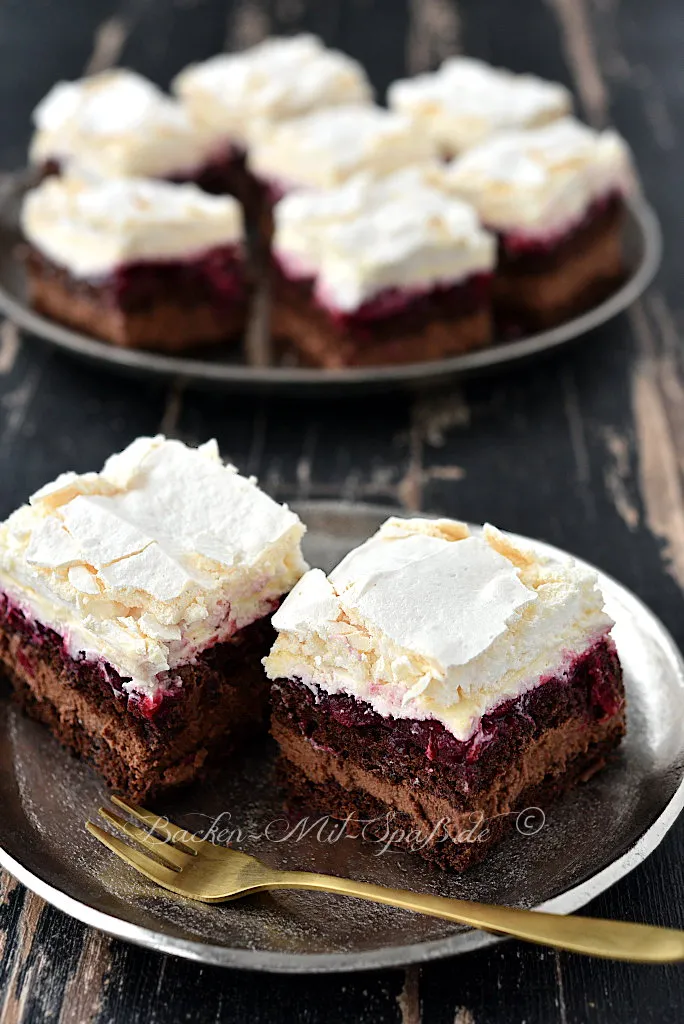 Schokoladenkuchen mit Amarenakirschen und Baiser