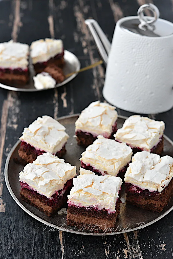 Schokoladenkuchen mit Amarenakirschen und Baiser