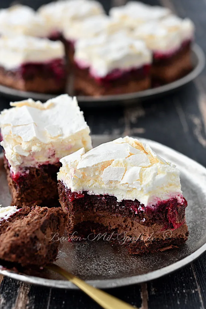 Schokoladenkuchen mit Amarenakirschen und Baiser