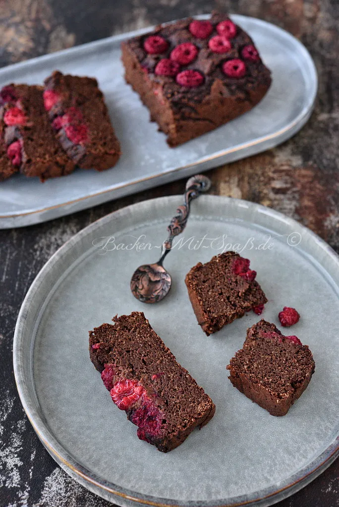 Keto Avocado-Schokokuchen mit Himbeeren