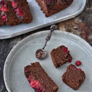 Keto Avocado-Schokokuchen mit Himbeeren