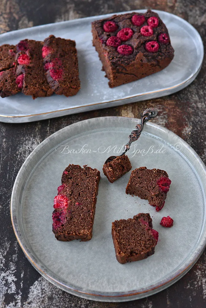 Keto Avocado-Schokokuchen mit Himbeeren