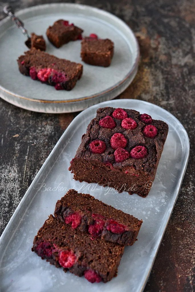 Keto Avocado-Schokokuchen mit Himbeeren