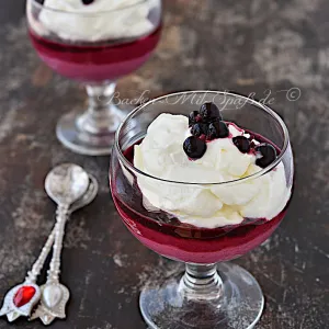 Joghurt-Dessert mit schwarzen Johannisbeeren