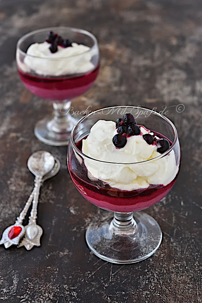 Joghurt-Dessert mit schwarzen Johannisbeeren