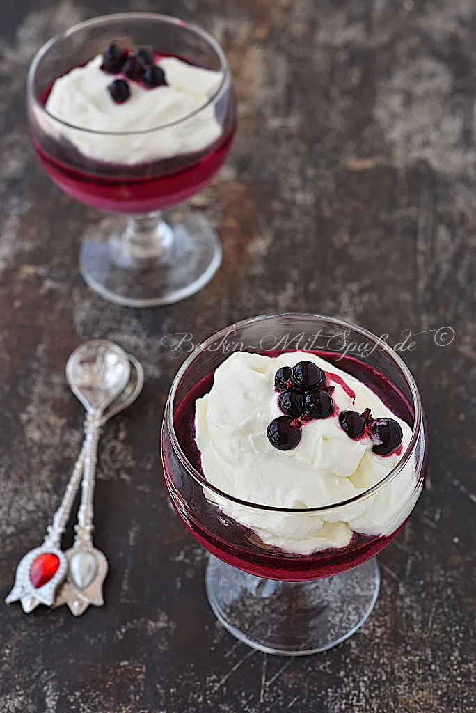 Joghurt-Dessert mit schwarzen Johannisbeeren