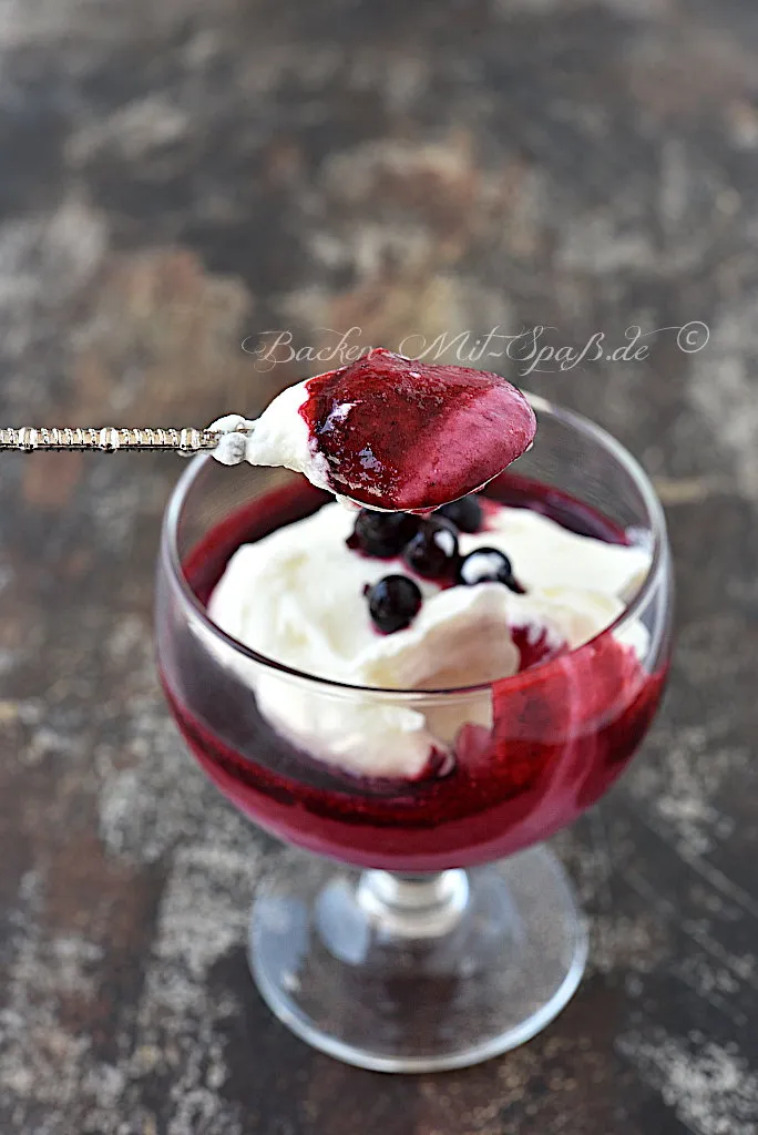 Joghurt-Dessert mit schwarzen Johannisbeeren