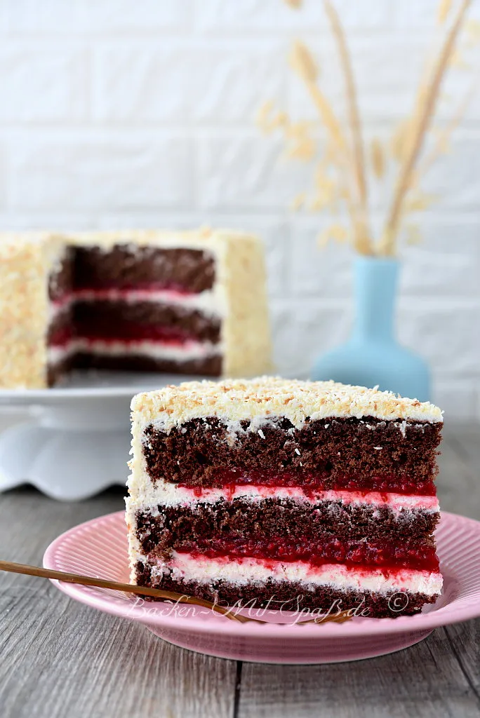 Himbeer-Sahne-Torte mit dunklem Biskuit