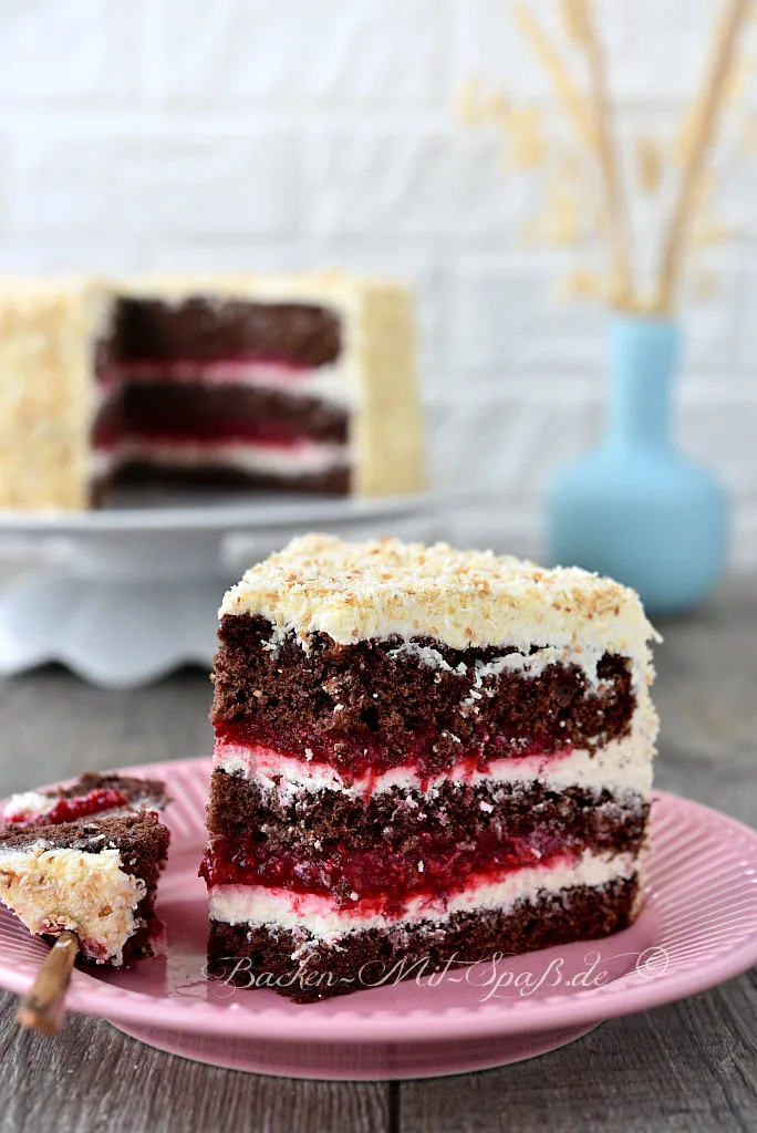 Himbeer-Sahne-Torte mit dunklem Biskuit