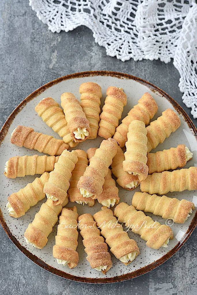 Schaumrollen mit Puddingcreme