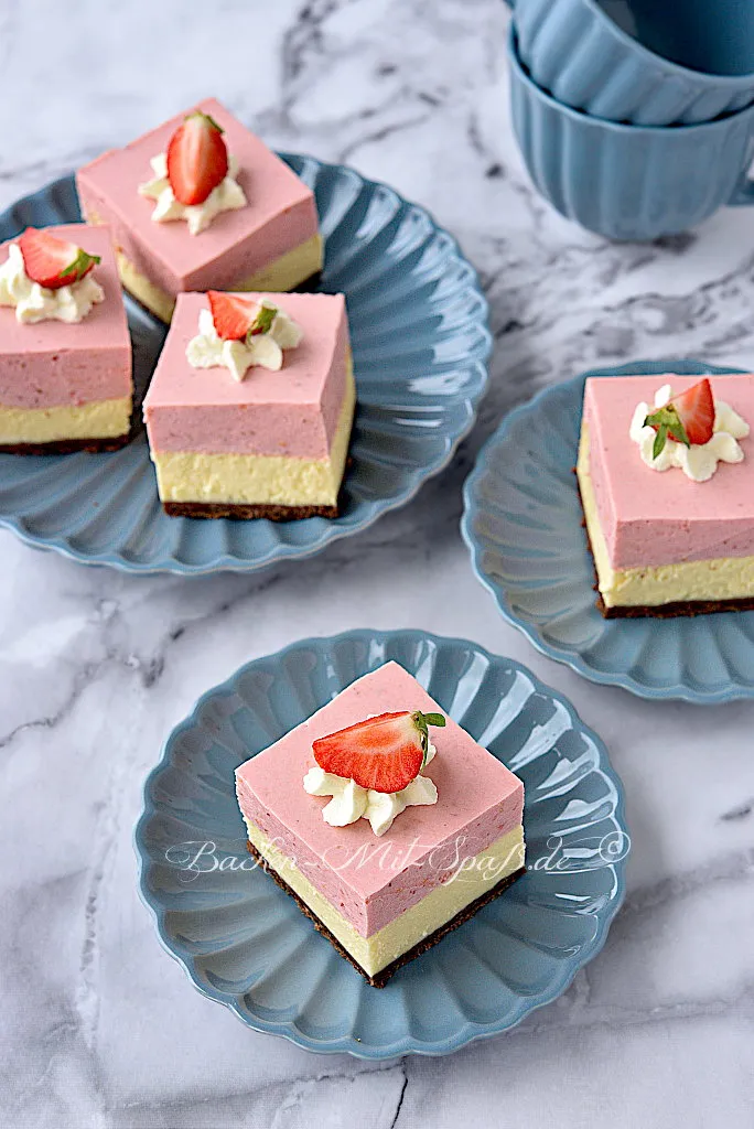 Käsekuchen mit weißer Schokolade und Erdbeermousse