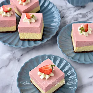 Käsekuchen mit weißer Schokolade und Erdbeermousse