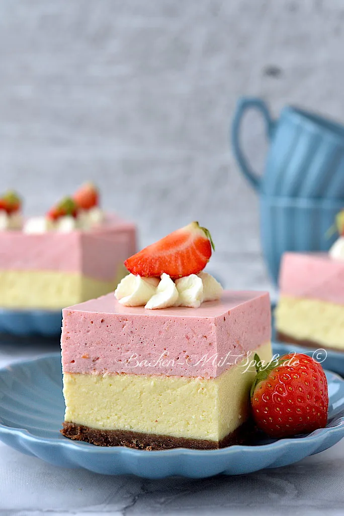 Käsekuchen mit weißer Schokolade und Erdbeermousse