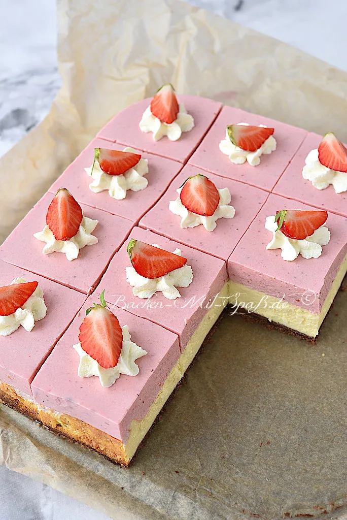 Käsekuchen mit weißer Schokolade und Erdbeermousse