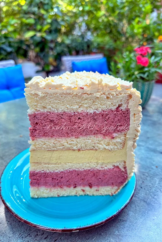 Torte zur Firmung mit Sauerkirsch- und Mangomousse