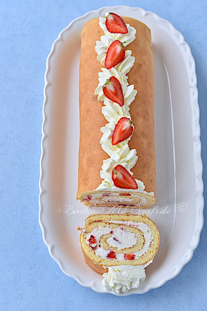 Erdbeer-Mascarpone-Rolle ohne Mehl und Zucker (Low Carb, Keto) Erdbeer-Mascarpone-Rolle ohne Mehl und Zucker (Low Carb, Keto)