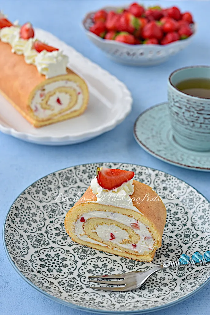 Erdbeer-Mascarpone-Rolle ohne Mehl und Zucker (Low Carb, Keto) Erdbeer-Mascarpone-Rolle ohne Mehl und Zucker (Low Carb, Keto)