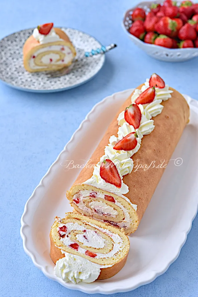 Erdbeer-Mascarpone-Rolle ohne Mehl und Zucker (Low Carb, Keto) Erdbeer-Mascarpone-Rolle ohne Mehl und Zucker (Low Carb, Keto)