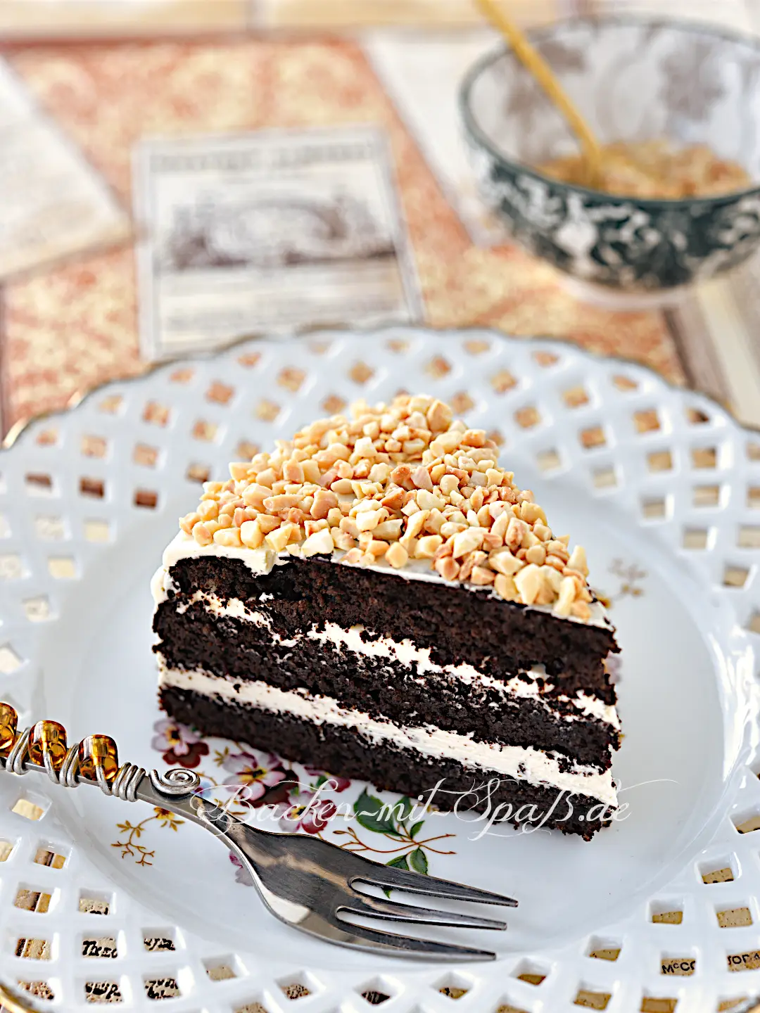 Schokoladentorte mit Buttercreme (Low Carb, Keto) Schokoladentorte mit Buttercreme (Low Carb, Keto)