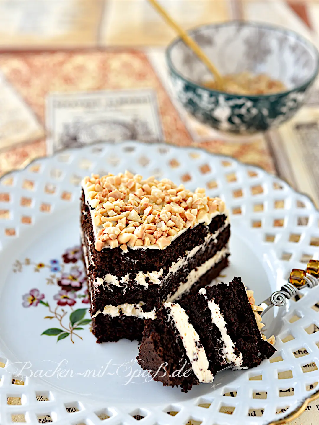 Schokoladentorte mit Buttercreme (Low Carb, Keto) Schokoladentorte mit Buttercreme (Low Carb, Keto)