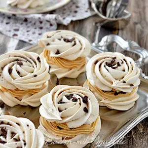 Baisers mit Karamell-Buttercreme