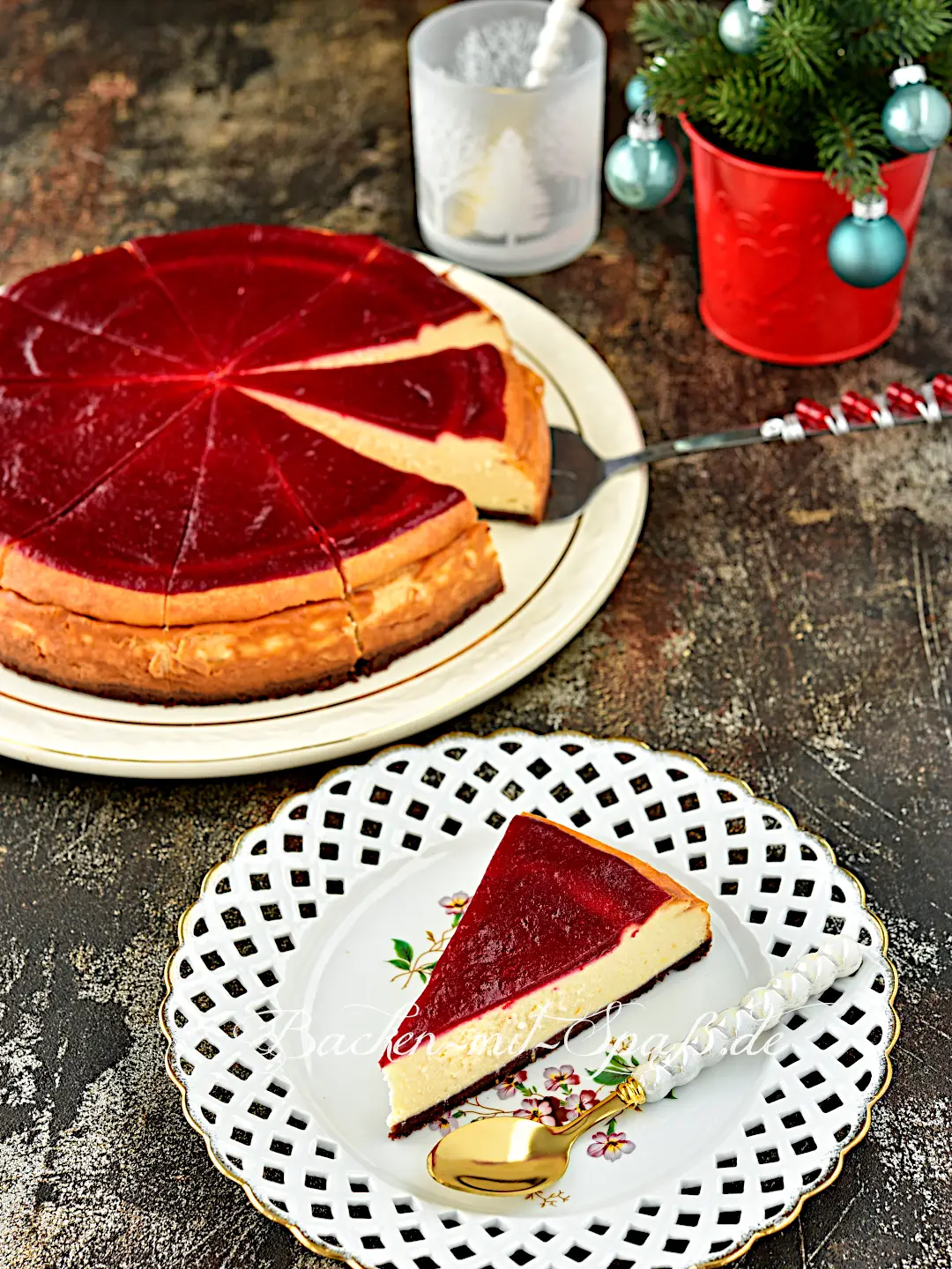 Käsekuchen mit weißer Schokolade und Preiselbeeren