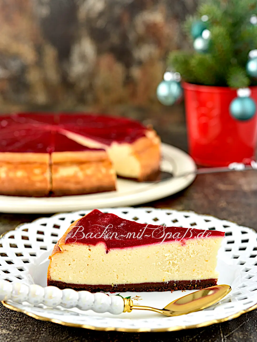 Käsekuchen mit weißer Schokolade und Preiselbeeren