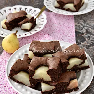 Schokoladen-Nusskuchen mit Birnen