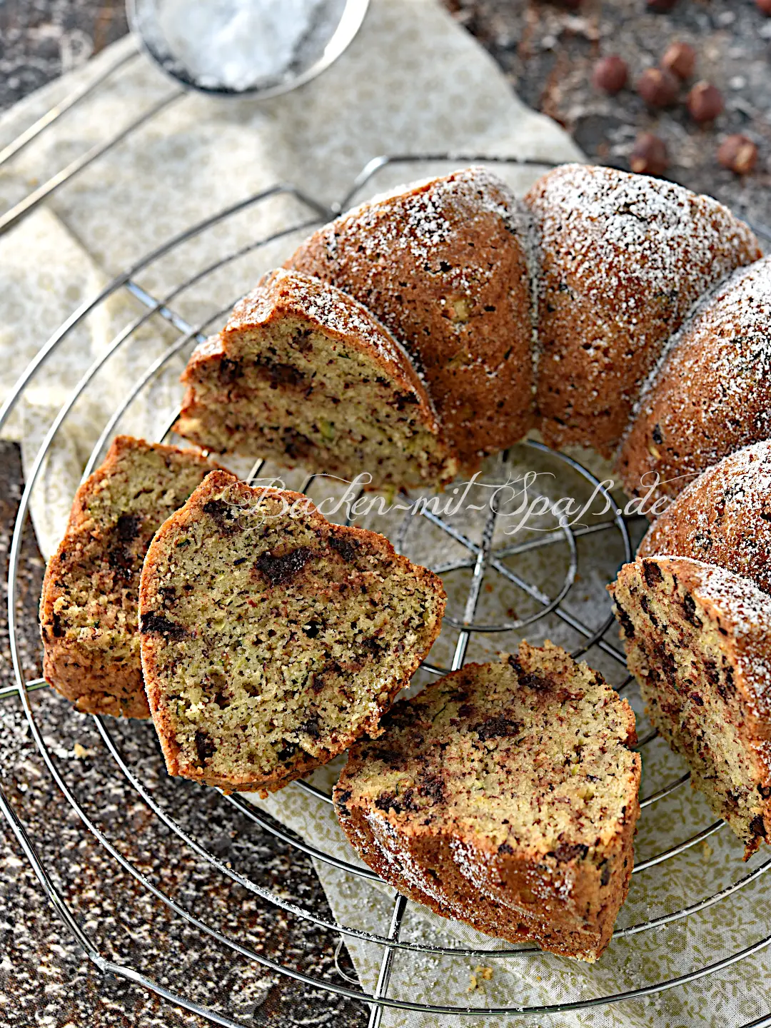 Zucchini-Nuss-Kuchen mit Schokolade