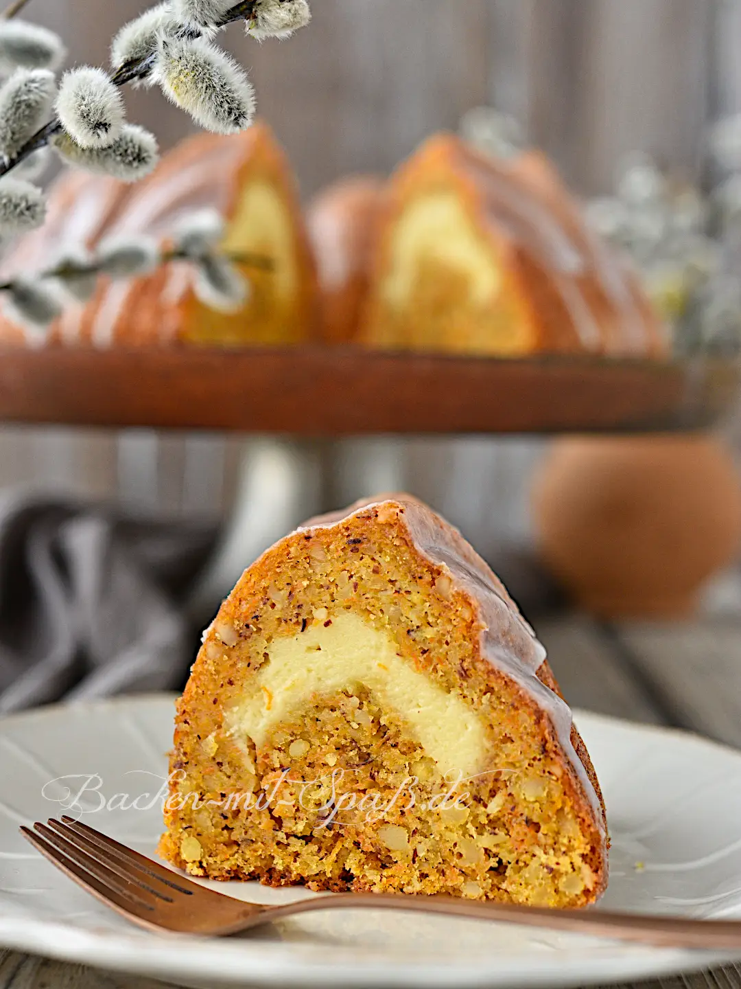 Karotten-Gugelhupf mit Frischkäsefüllung
