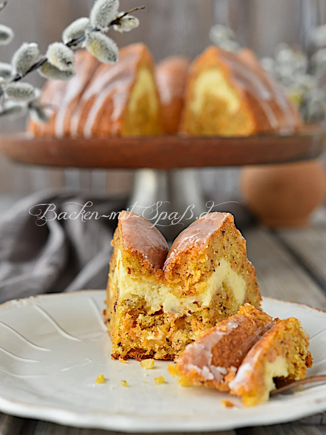Karotten-Gugelhupf mit Frischkäsefüllung