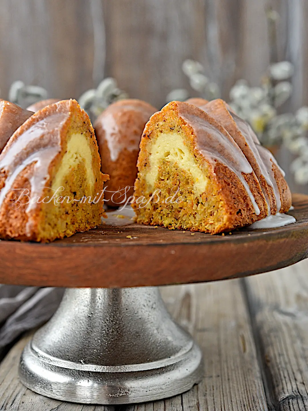 Karotten-Gugelhupf mit Frischkäsefüllung