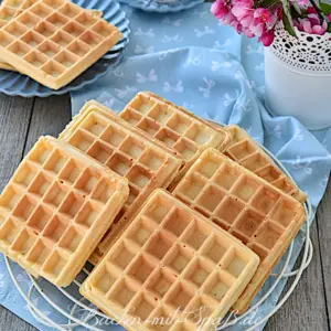 Knusprige Waffeln mit Mineralwasser