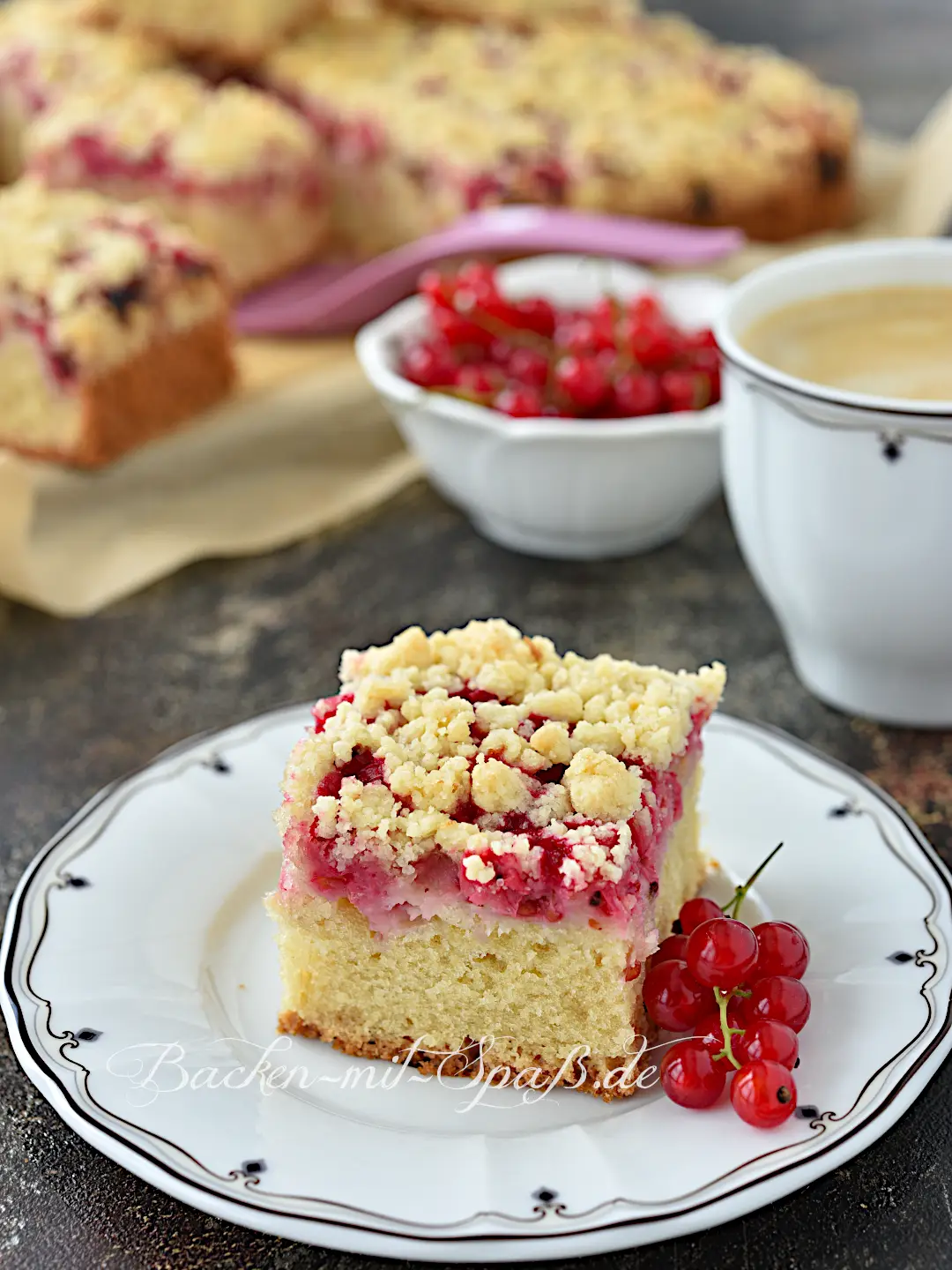 Johannisbeer-Buttermilch-Kuchen mit Streuseln