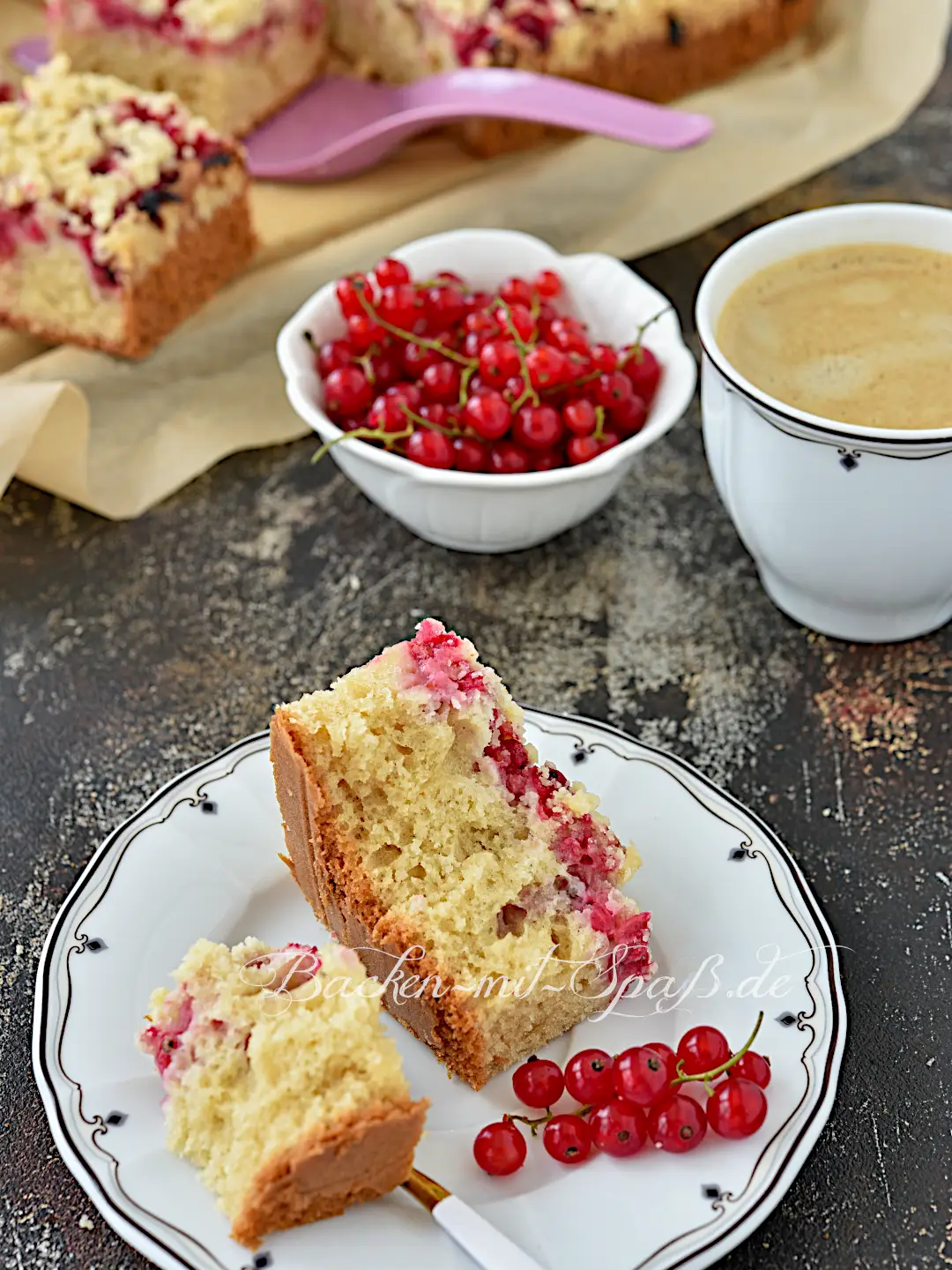 Johannisbeer-Buttermilch-Kuchen mit Streuseln Johannisbeer-Buttermilch-Kuchen mit Streuseln
