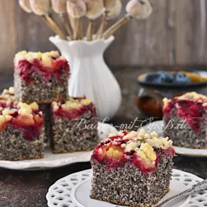 Mohnkuchen mit Pflaumen und Streuseln