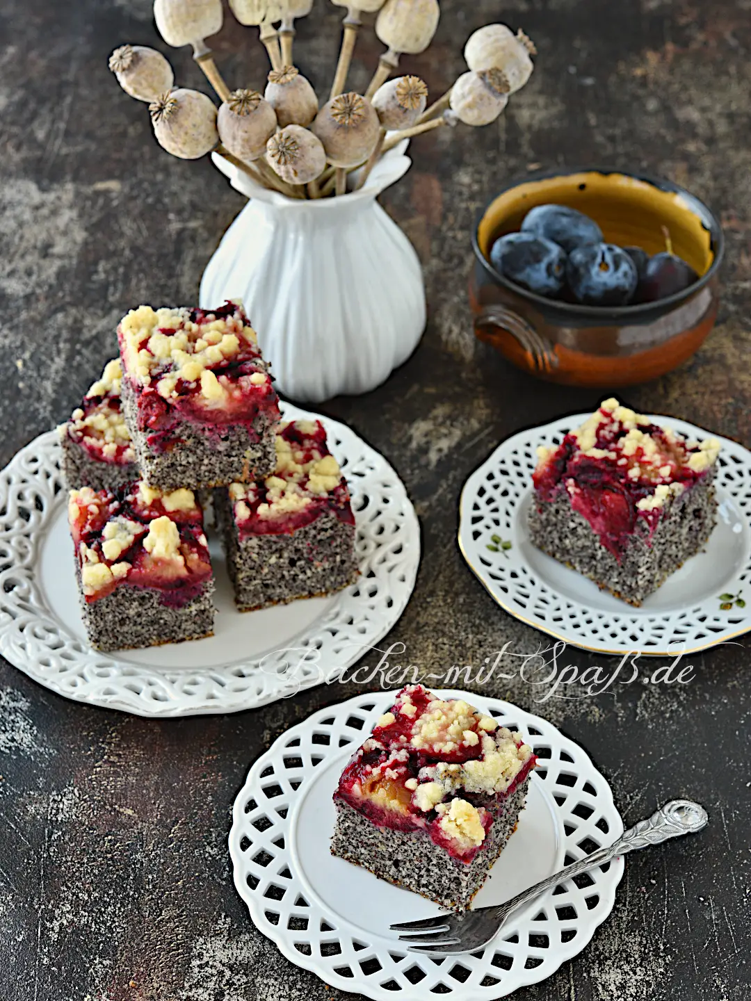 Mohnkuchen mit Pflaumen und Streuseln