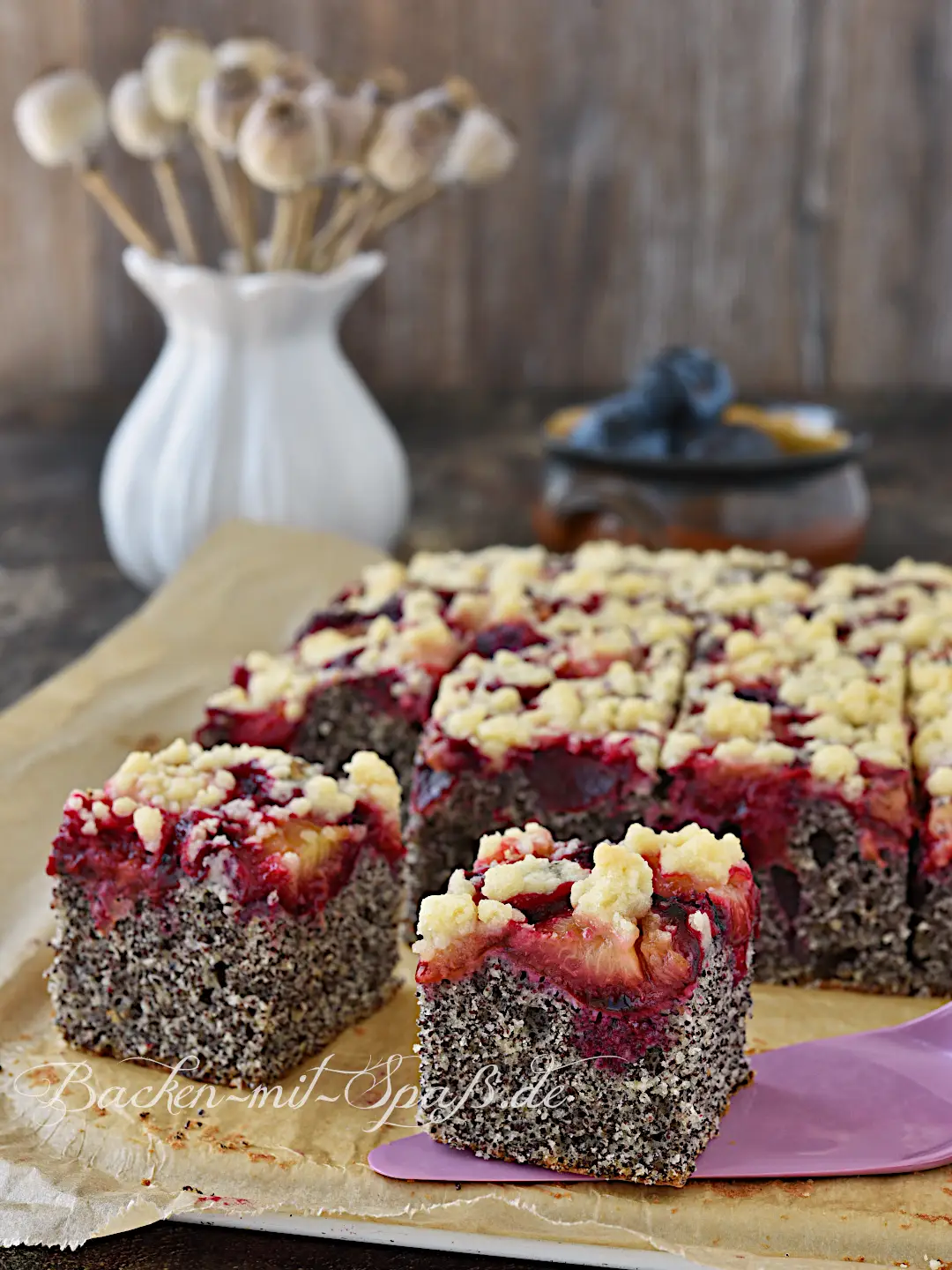 Mohnkuchen mit Pflaumen und Streuseln