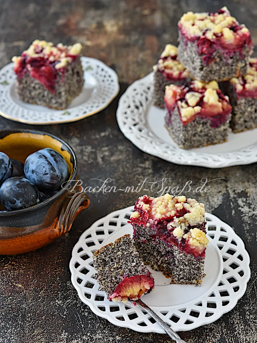 Mohnkuchen mit Pflaumen und Streuseln