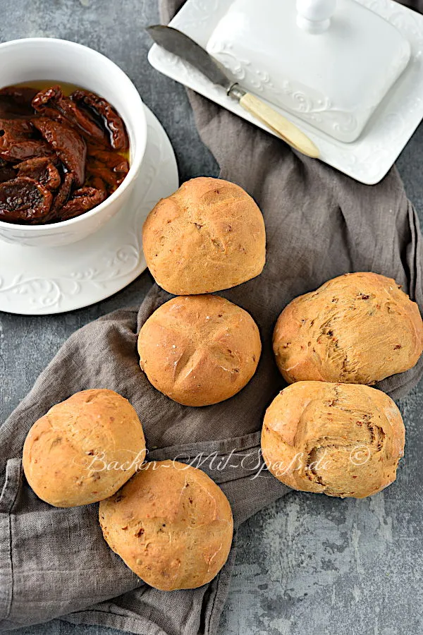 Brötchen mit getrockneten Tomaten