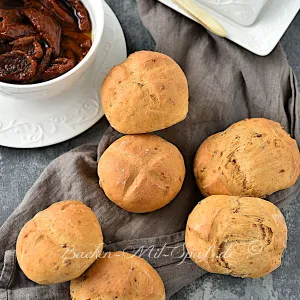 Brötchen mit getrockneten Tomaten