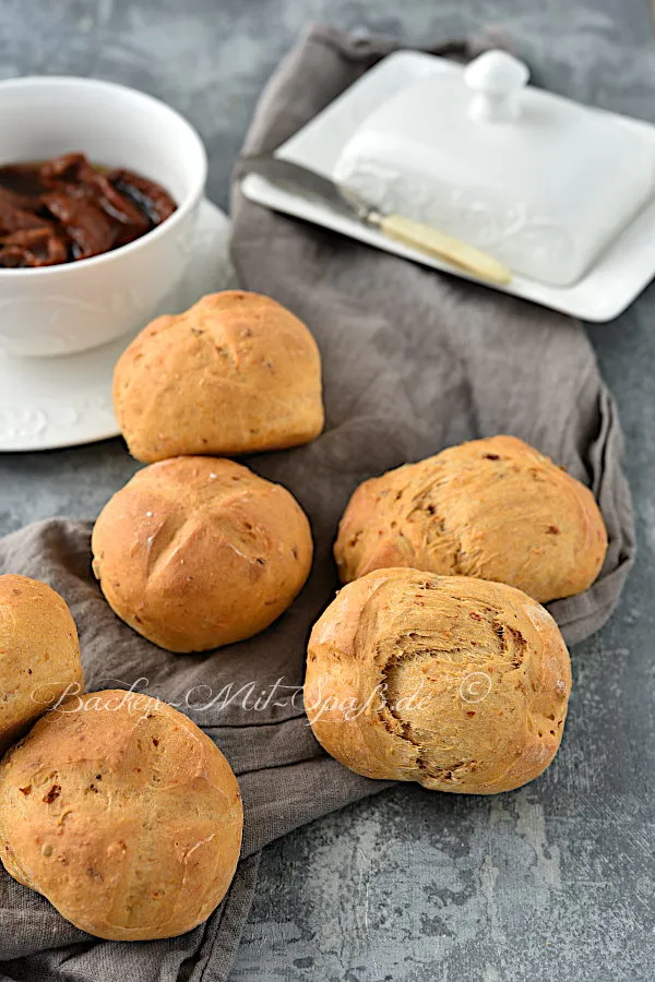 Brötchen mit getrockneten Tomaten