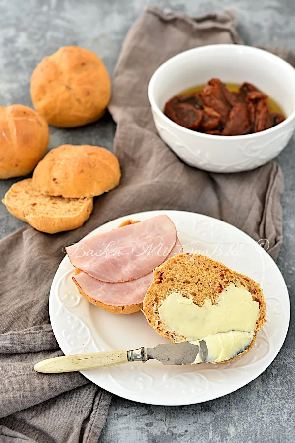 Brötchen mit getrockneten Tomaten