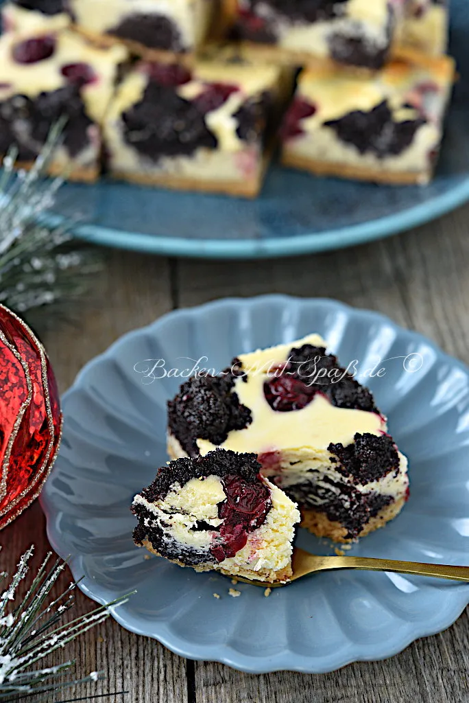 Mohn-Käsekuchen mit Kirschen