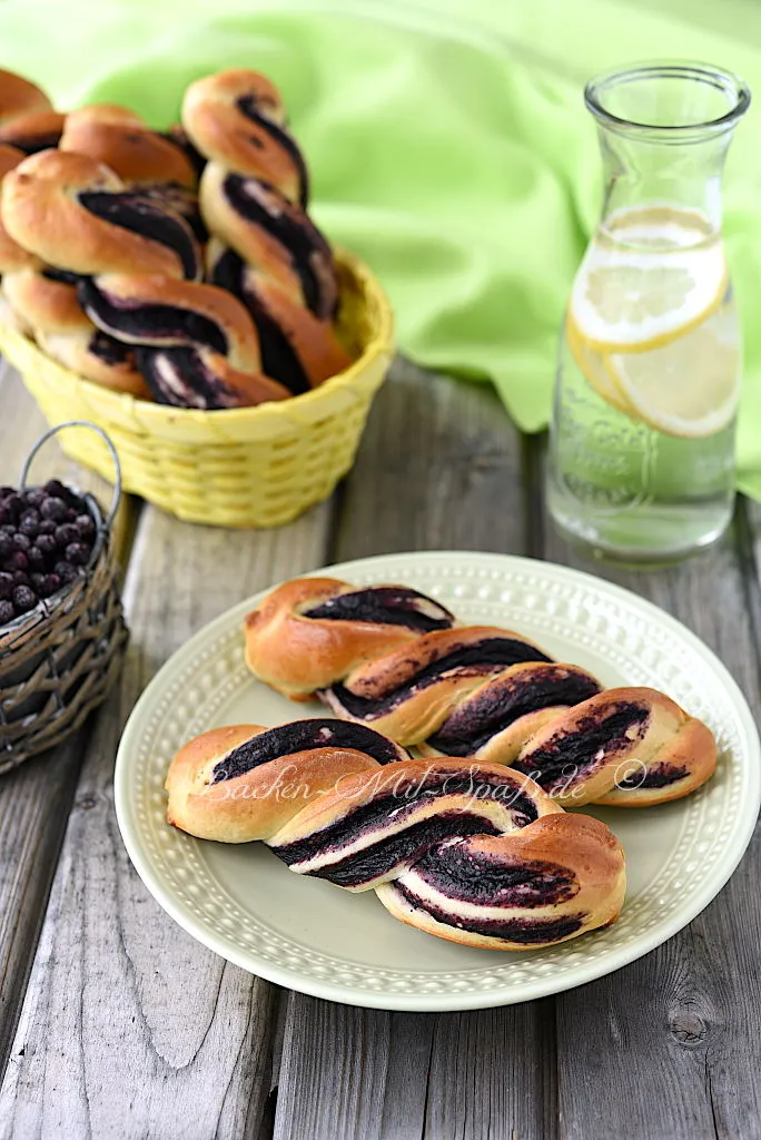 Hefestangen mit Heidelbeerpudding