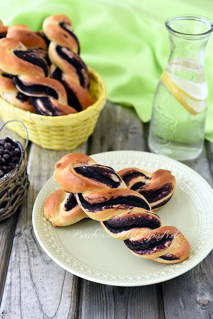 Hefestangen mit Heidelbeerpudding