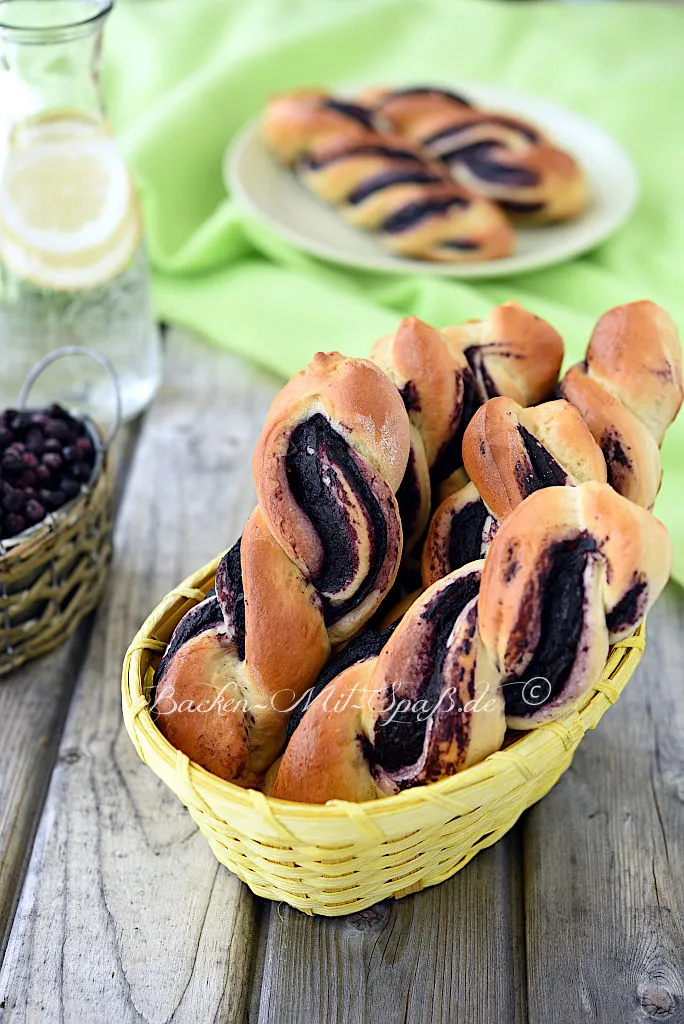 Hefestangen mit Heidelbeerpudding