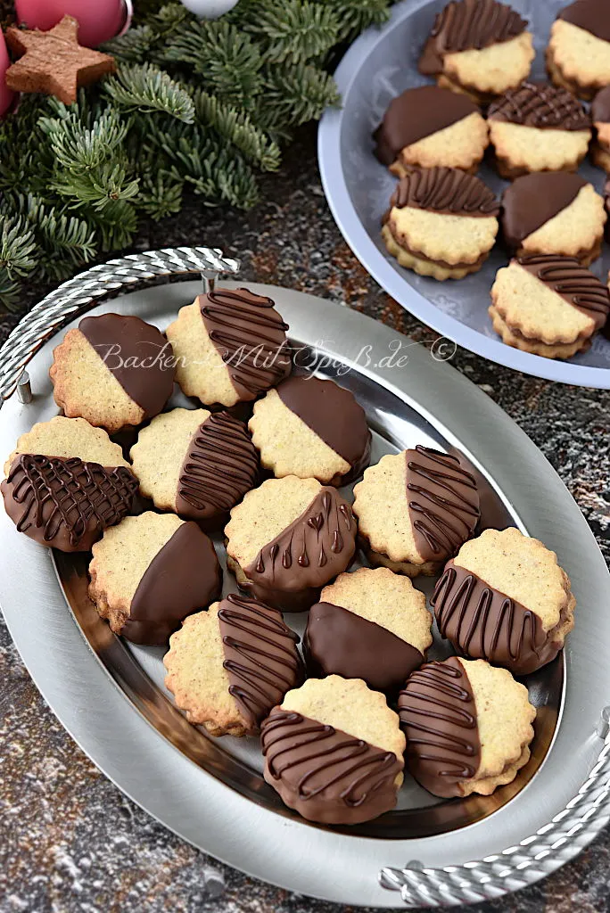 Taler mit Marzipan-Schoko-Füllung