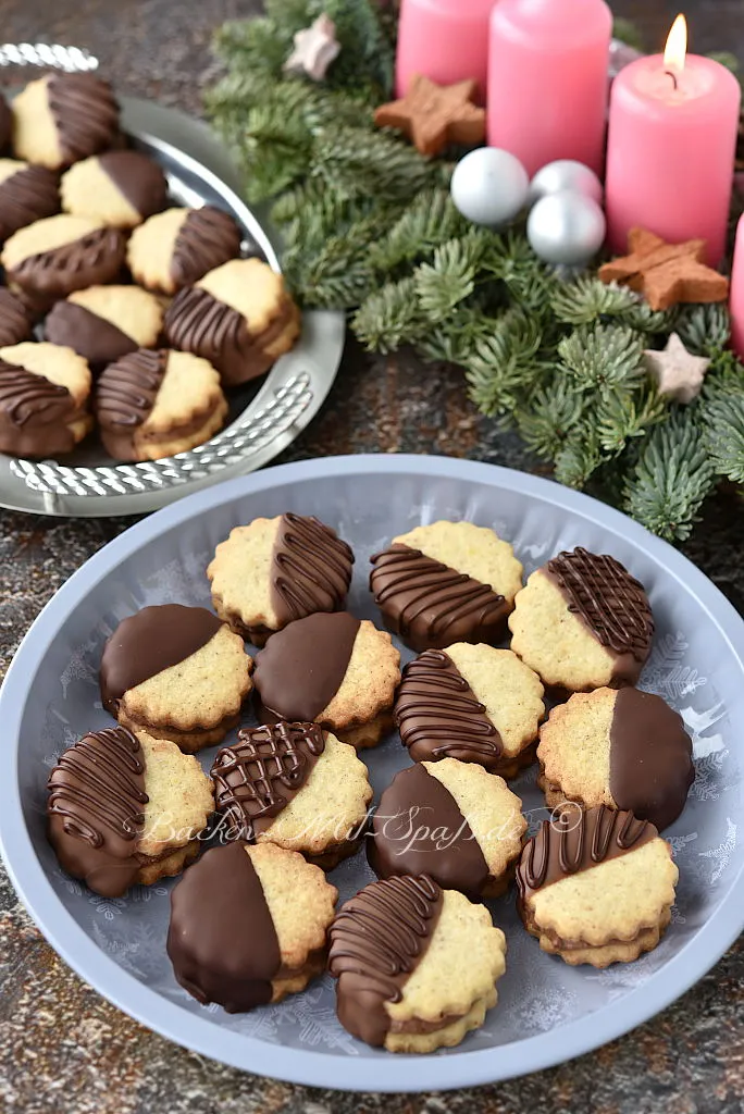 Taler mit Marzipan-Schoko-Füllung